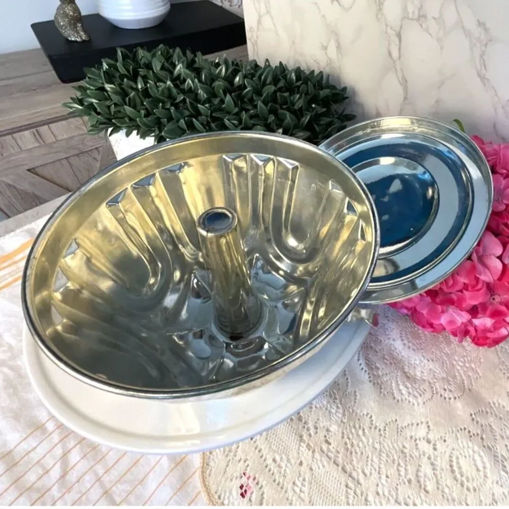 Vintage steamed pudding mold with lid; metal fluted sides Christmas pudding